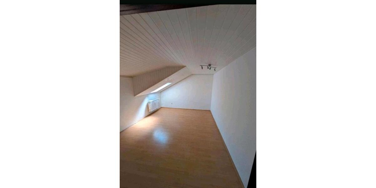 Dachgeschoßwohnung Rosbach vor der Höhe - 3 Zimmer, 90 m&sup2;, 1.000&euro; | Angebot:25656941