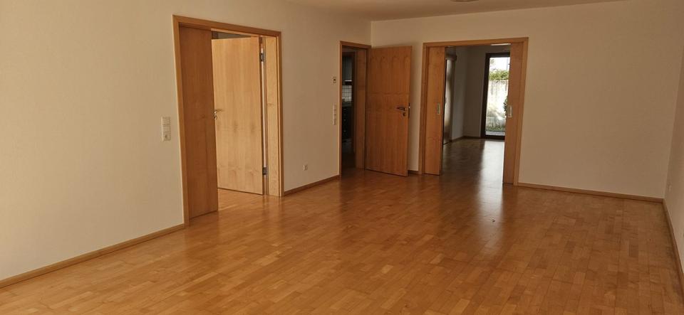 Erdgeschoßwohnung Frankfurt am Main Mitte-West - 4 Zimmer, 128 m&sup2;, 2.050&euro; | Angebot:25923522