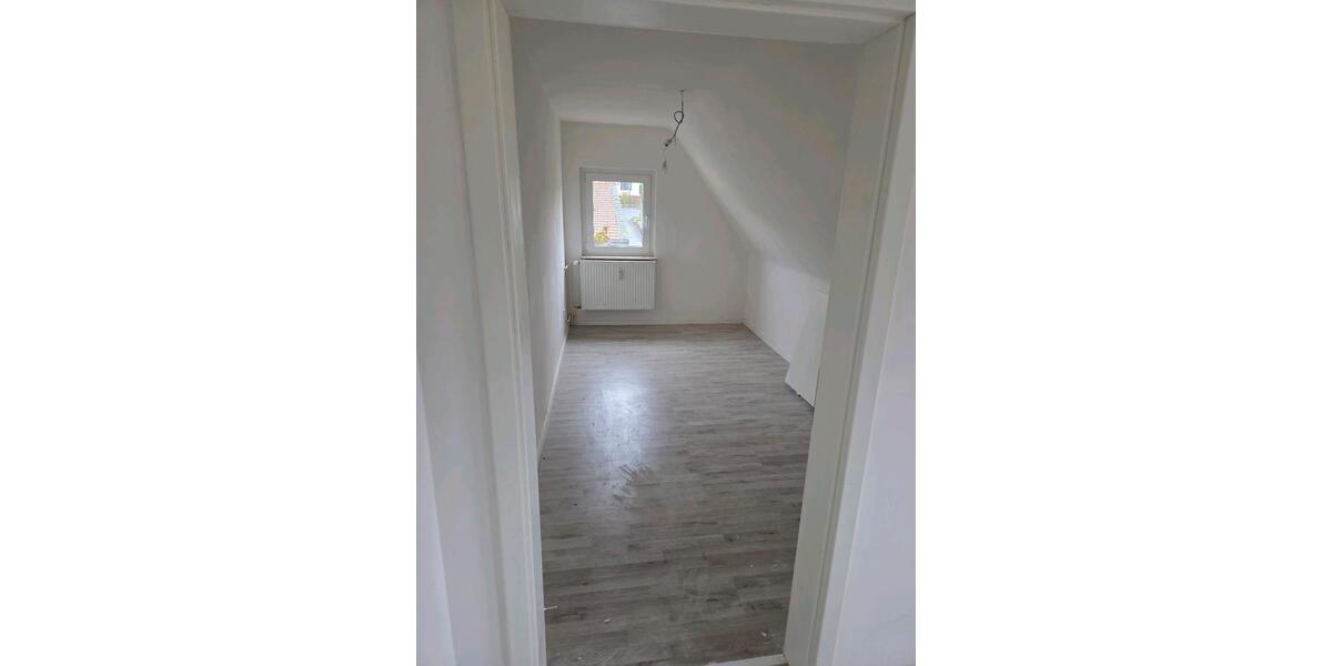 Dachgeschoßwohnung Friedberg (Hessen) - 4 Zimmer, 90 m&sup2;, 1.100&euro; | Angebot:25950843
