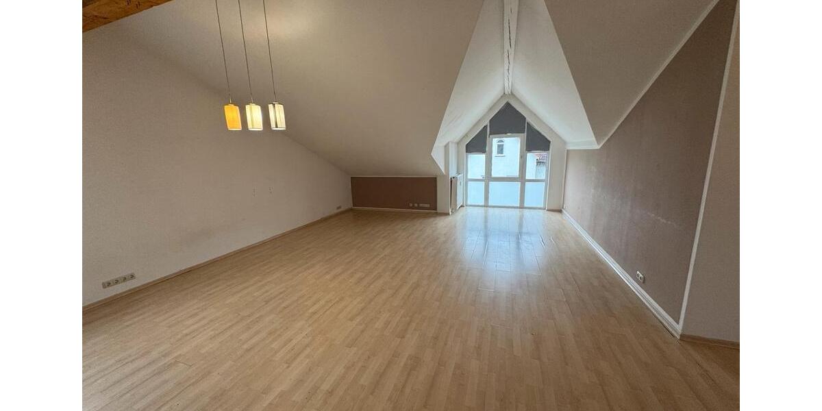 Dachgeschoßwohnung Glauburg - 3 Zimmer, 85 m&sup2;, 950&euro; | Angebot:25792448