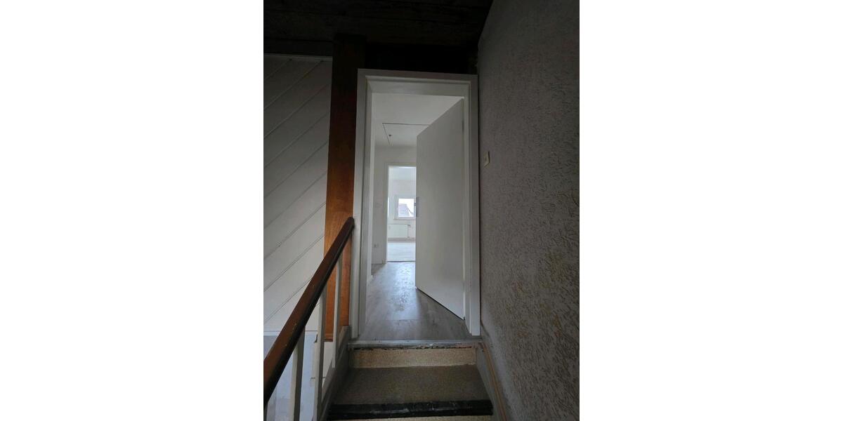 Dachgeschoßwohnung Friedberg (Hessen) - 4 Zimmer, 90 m&sup2;, 1.100&euro; | Angebot:25950843