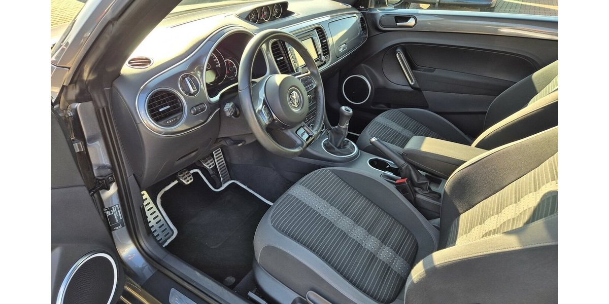 VW Beetle Sport Fender Soundsystem, Bi-Xenon, Navigat 68.122 km 16.890 &euro; Rodgau 63110