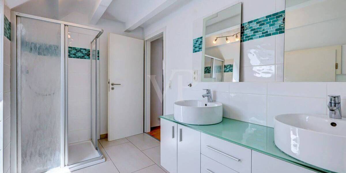 Mehrfamilienhaus, Wohnhaus Kronberg im Taunus Kronberg - 5 Zimmer, 180 m&sup2;, 2.400&euro; | Angebot:25939639