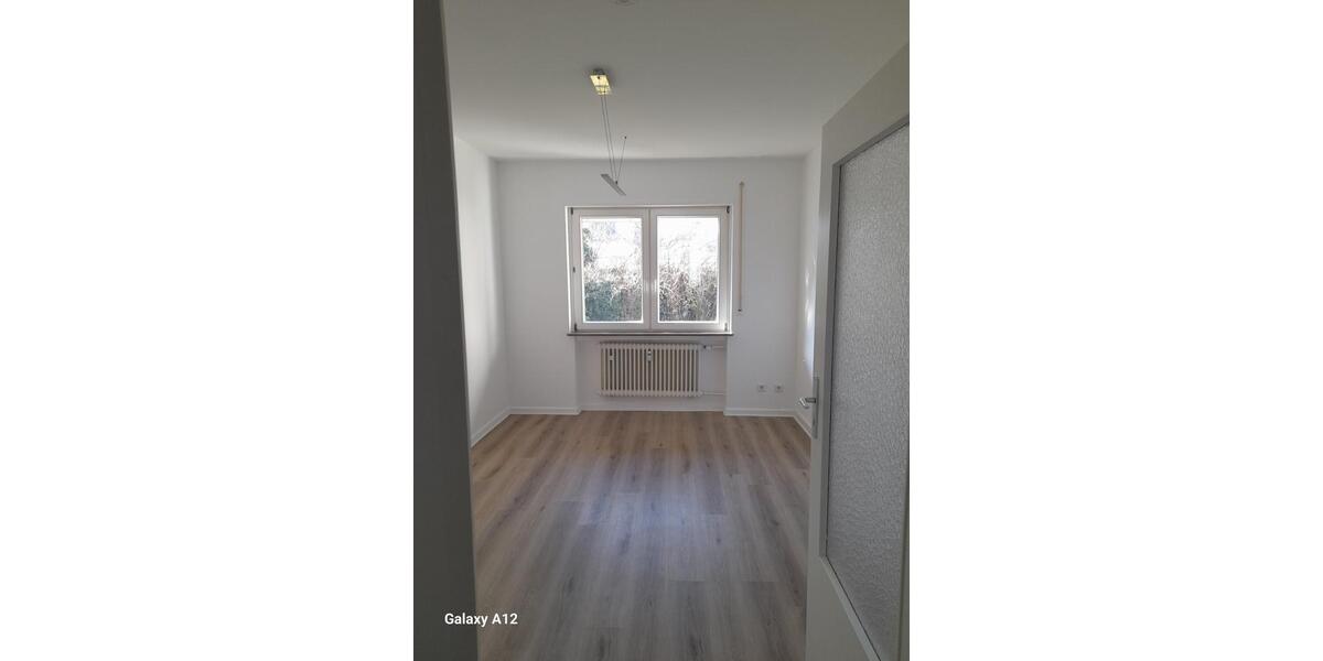 Etagenwohnung Friedberg (Hessen) - 4 Zimmer, 90 m&sup2;, 990&euro; | Angebot:25268387