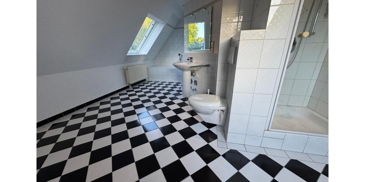 Dachgeschoßwohnung Bad Homburg vor der Höhe Gonzenheim - 2 Zimmer, 72 m&sup2;, 1.100&euro; | Angebot:25942710