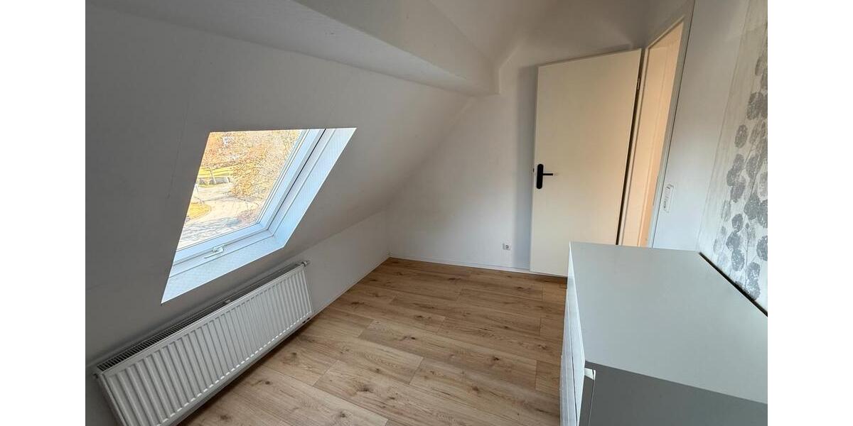 Dachgeschoßwohnung Oberursel (Taunus) - 4 Zimmer, 100 m&sup2;, 1.200&euro; | Angebot:25295601