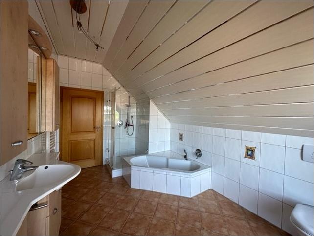 Einfamilienhaus Mömbris - 8 Zimmer, 350 m&sup2;, 2.900&euro; | Angebot:26367496