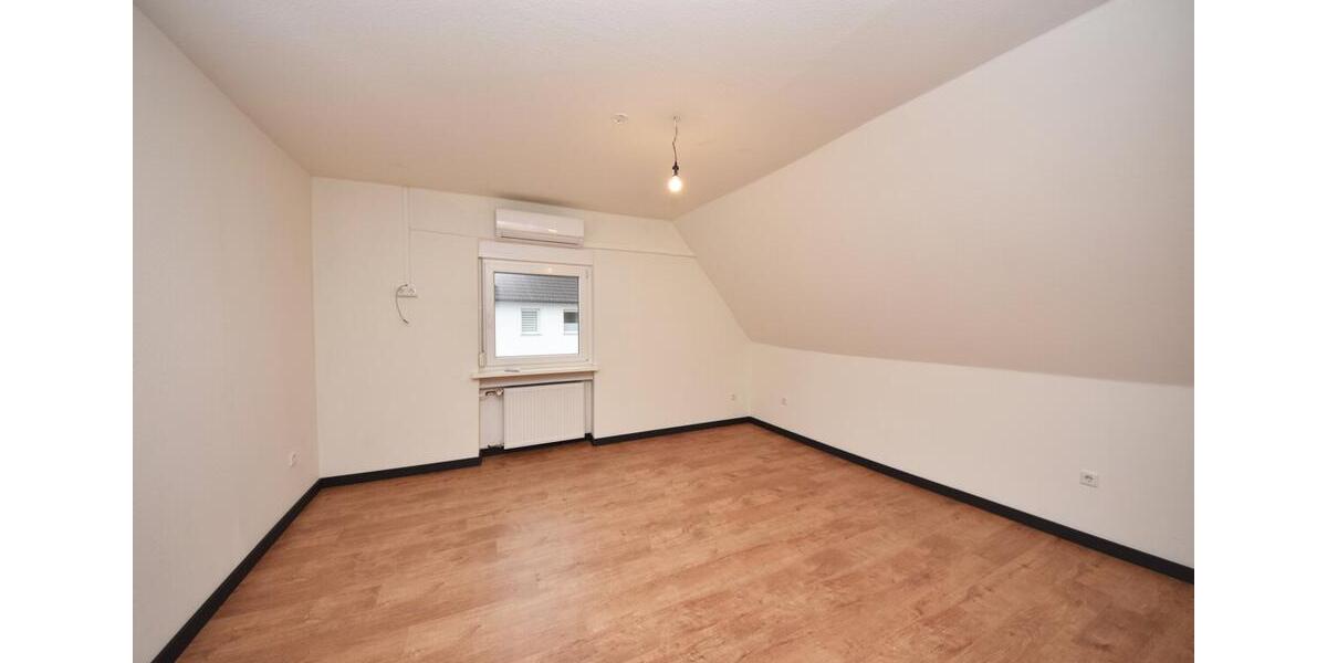 Dachgeschoßwohnung Großostheim - 4 Zimmer, 90 m&sup2;, 880&euro; | Angebot:25752512