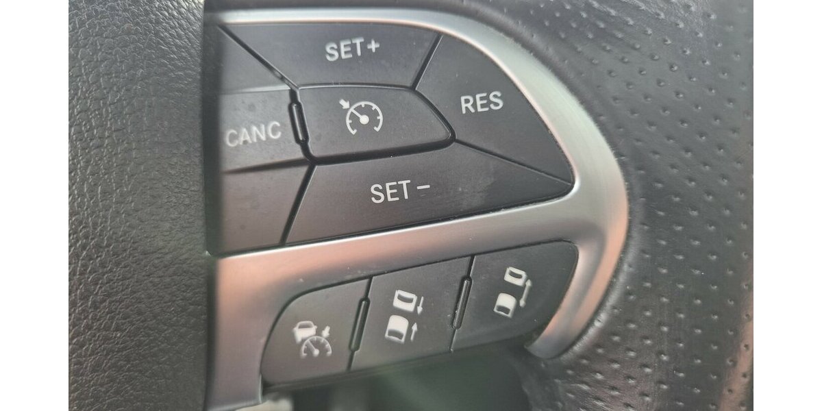 Jeep Grand Cherokee 6.4 V8 HEMI SRT 8-Gang Automatik 250.000 km 16.990 &euro; Rodgau 63110