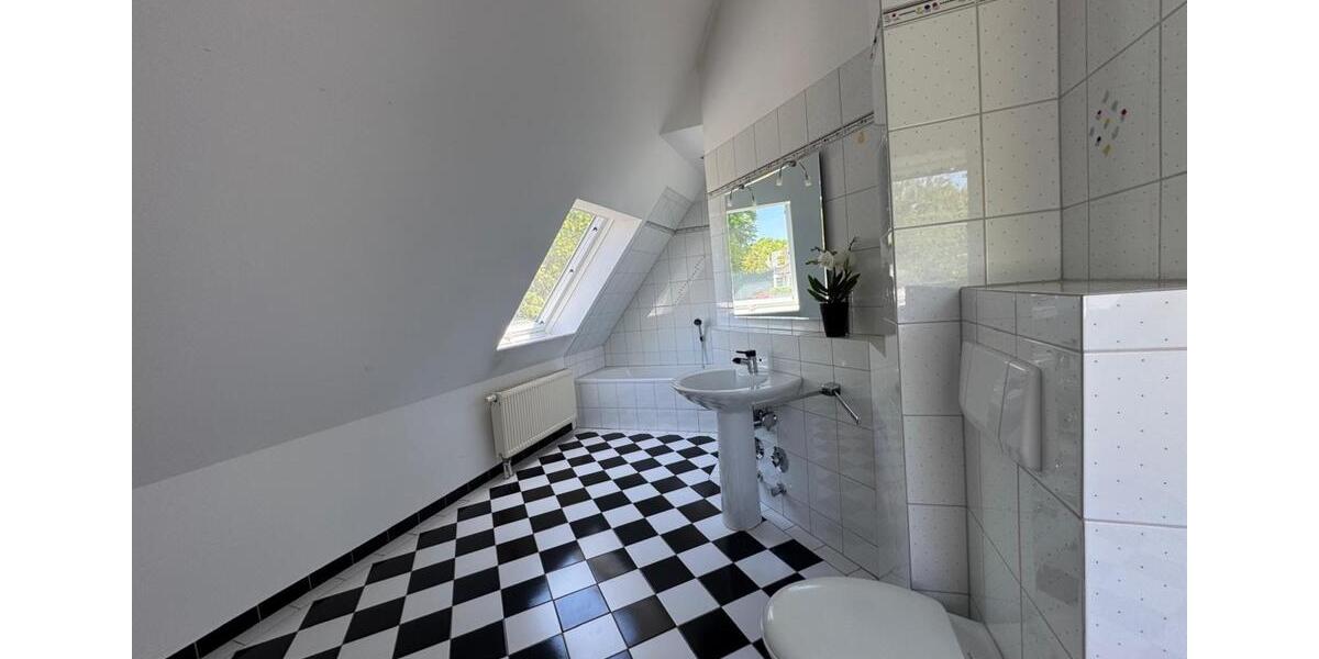 Dachgeschoßwohnung Bad Homburg vor der Höhe Gonzenheim - 2 Zimmer, 72 m&sup2;, 1.100&euro; | Angebot:25942710