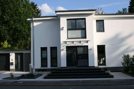 Haus Dreieich - 9 Zimmer, 300 m&sup2;, 4.390&euro; | Angebot:26732455