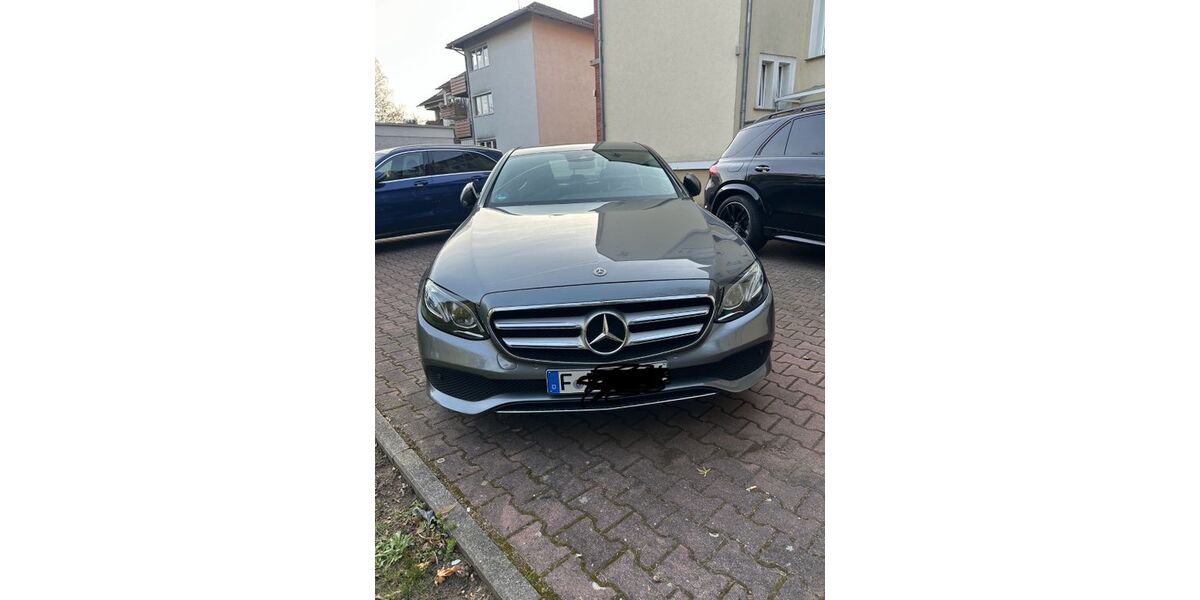 Mercedes-Benz 220 99.000 km 27.000 &euro; Frankfurt am Main 60386
