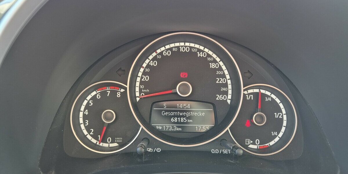 VW Beetle Sport Fender Soundsystem, Bi-Xenon, Navigat 68.122 km 16.890 &euro; Rodgau 63110