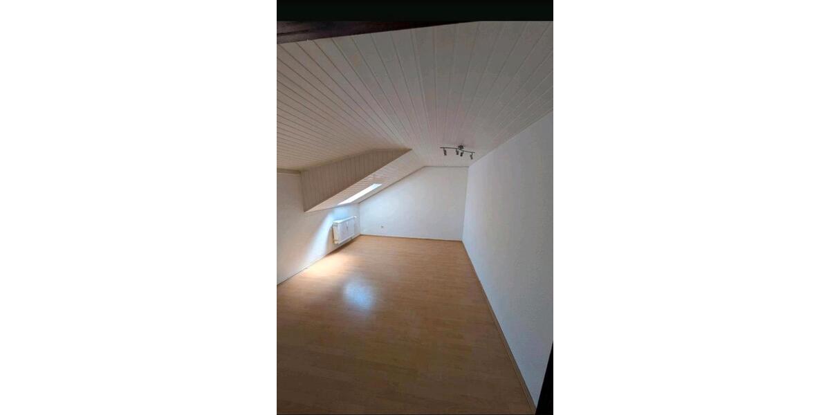 Dachgeschoßwohnung Rosbach vor der Höhe - 3 Zimmer, 90 m&sup2;, 1.000&euro; | Angebot:25656941