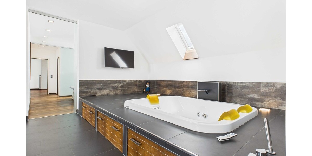 Exklusives Maisonette-Penthouse mit EBK, Whirlpool, Sauna & 2 TG-Stellplätzen - provisionsfrei - Maisonettenwohnung Karben / Petterweil Petterweil | Angebot:24951224