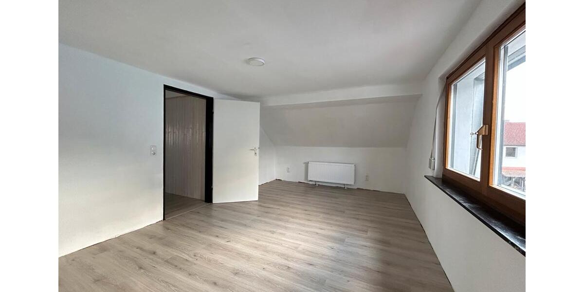 Dachgeschoßwohnung Hanau - 3 Zimmer, 72 m&sup2;, 700&euro; | Angebot:26007433