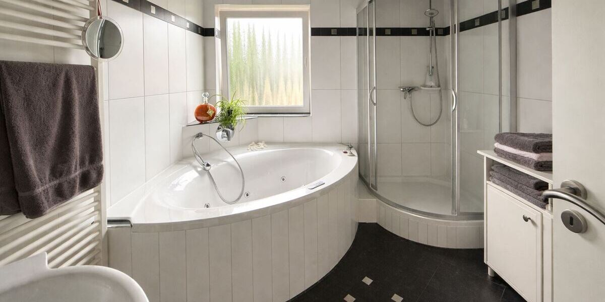 Karben: Modernes 3-Familienhaus im alten Ortskern von Petterweil - Mehrfamilienhaus, Wohnhaus Karben | Angebot:25444335