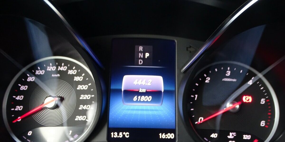 Mercedes-Benz V 300 d 4M lang AVANTGARDE EDITION AMG Line, Stand 61.360 km 56.990 &euro; Rodgau 63110