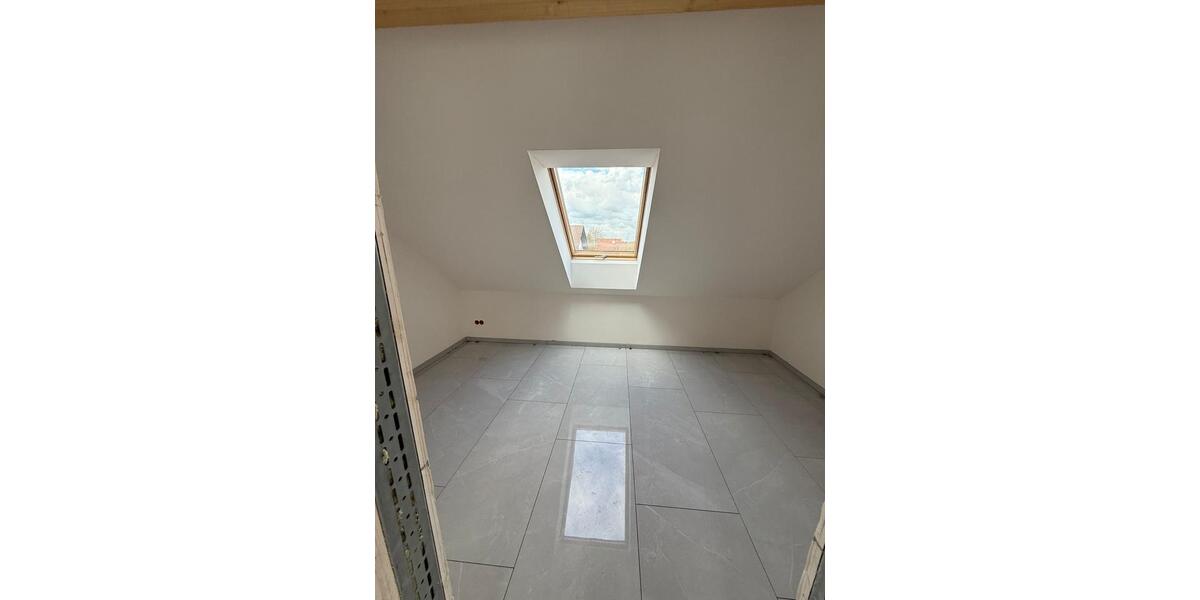 Dachgeschoßwohnung Schaafheim - 3 Zimmer, 96 m&sup2;, 1.600&euro; | Angebot:26002244