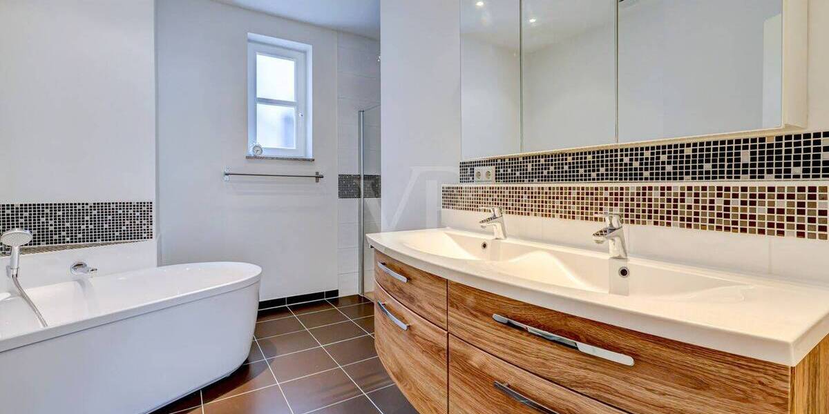 Mehrfamilienhaus, Wohnhaus Kronberg im Taunus Kronberg - 5 Zimmer, 180 m&sup2;, 2.400&euro; | Angebot:25939639