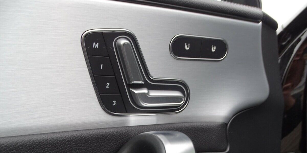 Mercedes-Benz A 200 AMG Line, Standheizung, Leder, Rückfahrkamer 145.252 km 17.990 &euro; Rodgau 63110