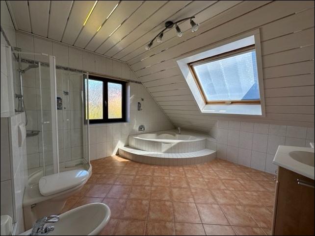 Einfamilienhaus Mömbris - 8 Zimmer, 350 m&sup2;, 2.900&euro; | Angebot:26367496
