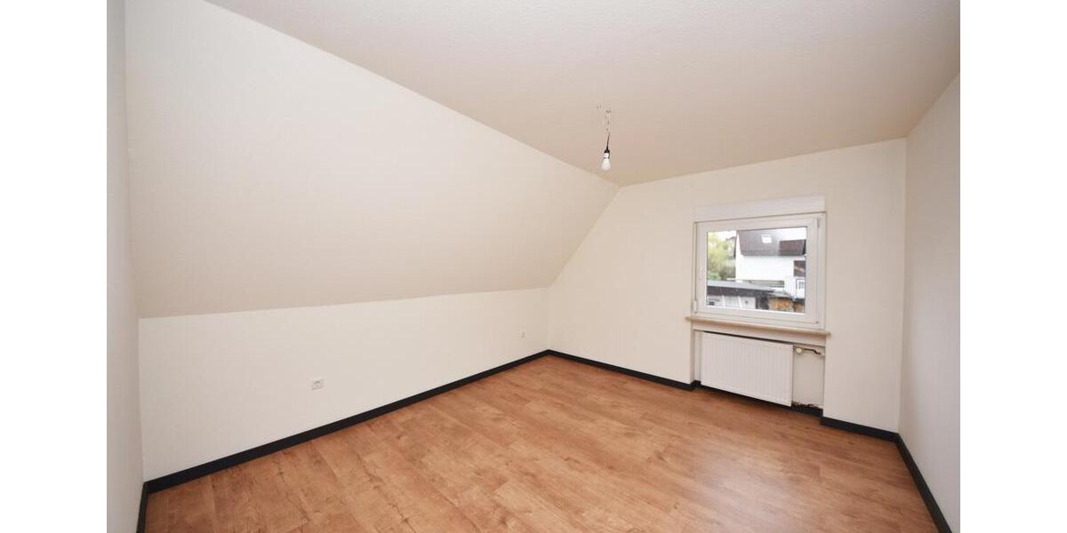 Dachgeschoßwohnung Großostheim - 4 Zimmer, 90 m&sup2;, 880&euro; | Angebot:25752512